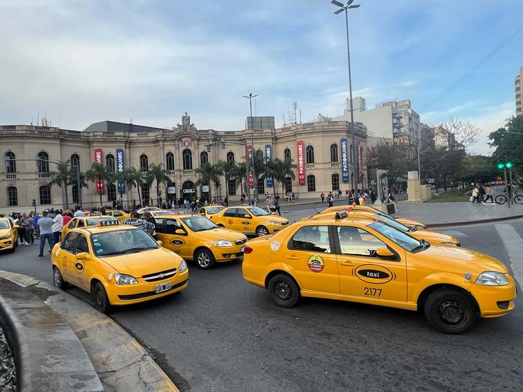 FOTO: Fuerte reclamo de taxistas por los reiterados hechos de inseguridad en Córdoba
