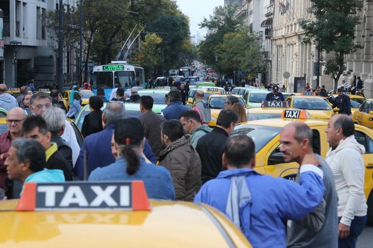 FOTO: Fuerte reclamo de taxistas por los reiterados hechos de inseguridad en Córdoba