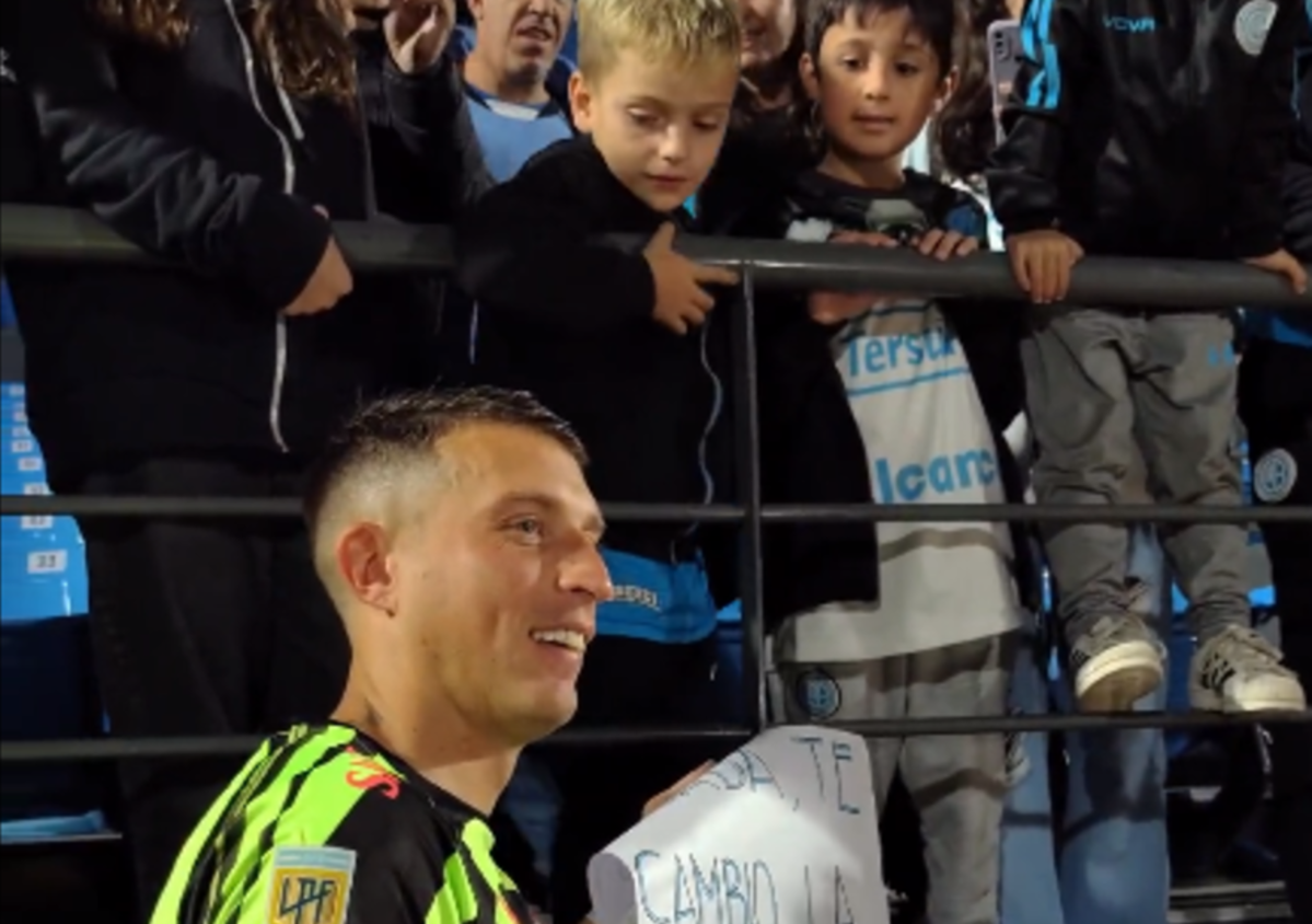 Losada, con sus fans. (Foto: @Belgrano)