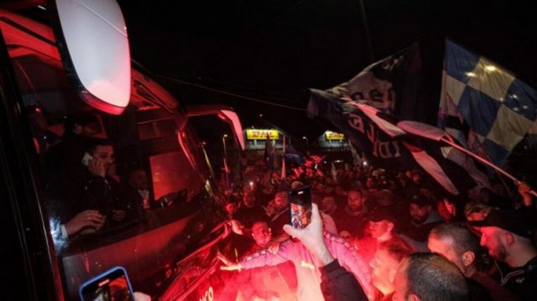 Locura en Nápoles por su equipo. (Foto: @alairelibrecl)