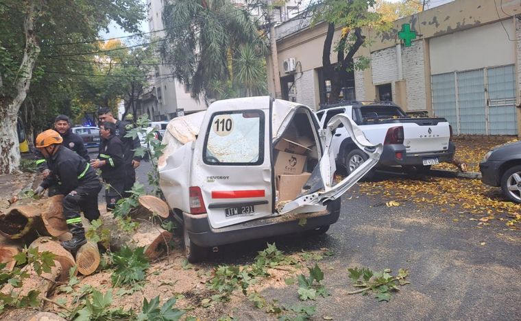 FOTO: Accidente con suerte en Rosario, un automovilista salvó su vida de milagro