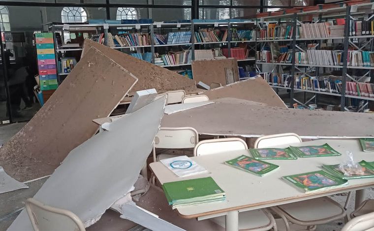 FOTO: Rosario: cayó mampostería en la biblioteca de una escuela donde había niños.