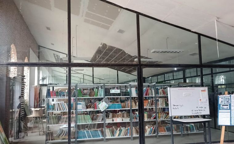 FOTO: Rosario: cayó mampostería en la biblioteca de una escuela donde había niños.