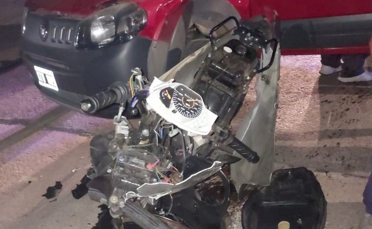 Tenía 17 años y se mató al chocar una moto robada contra un auto en Córdoba