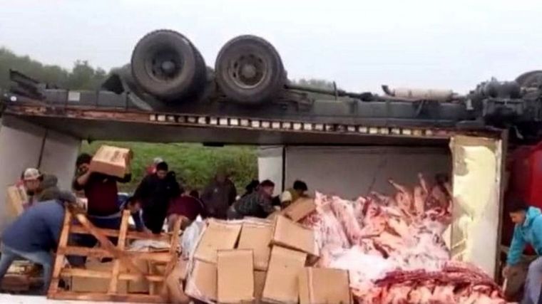 FOTO: Volcó un camión de carne en Salta y en hora lo saquearon
