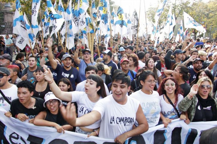 FOTO: La militancia espera a CFK en La Plata.