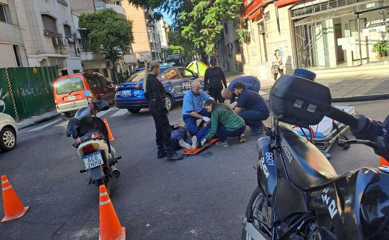 FOTO: Accidente entre un vehículo y una moto en el centro rosarino. 