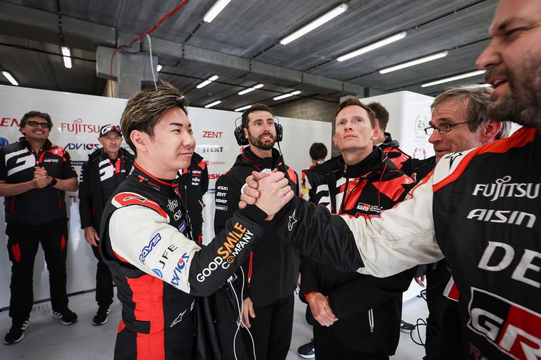 Kobayashi es saludado después de su gran pole en Spa con el GR010 Hybrid