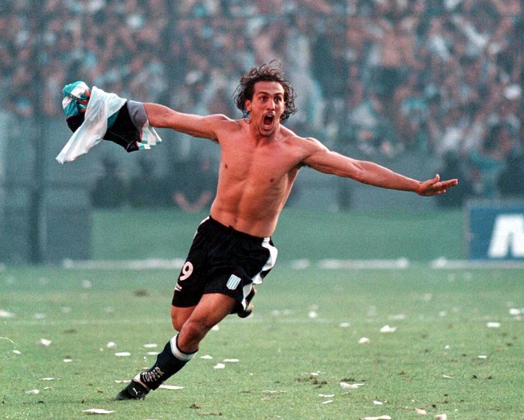 José Chatruc festeja con la camiseta de Racing. (Foto: NA)