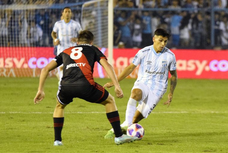 Mateo Coronel marcó el primer tanto de Atlético Tucumán.