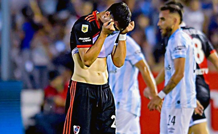 José Paradela no puede contener la bronca tras la insólita expulsión.