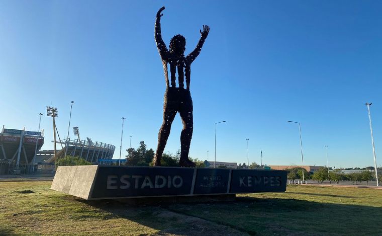 La escultura que homenajea a Mario Alberto Kempes. (Foto: Emanuel Manitta/Cadena 3)