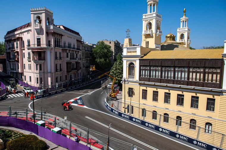 FOTO: Leclerc y Ferrari también se quedan con la P1 para el Sprint en Bakú