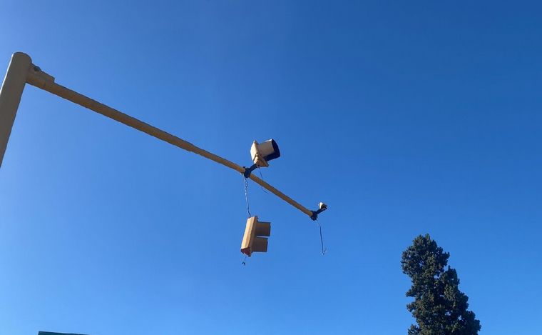 El semáforo quedó destruido tras el choque. (Foto: Emanuel Manitta/Cadena 3)