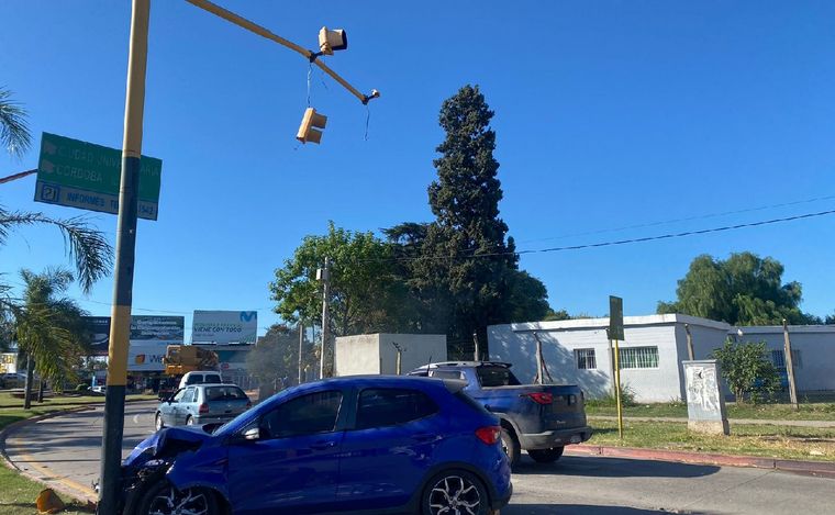 El semáforo quedó destruido tras el choque. (Foto: Emanuel Manitta/Cadena 3)