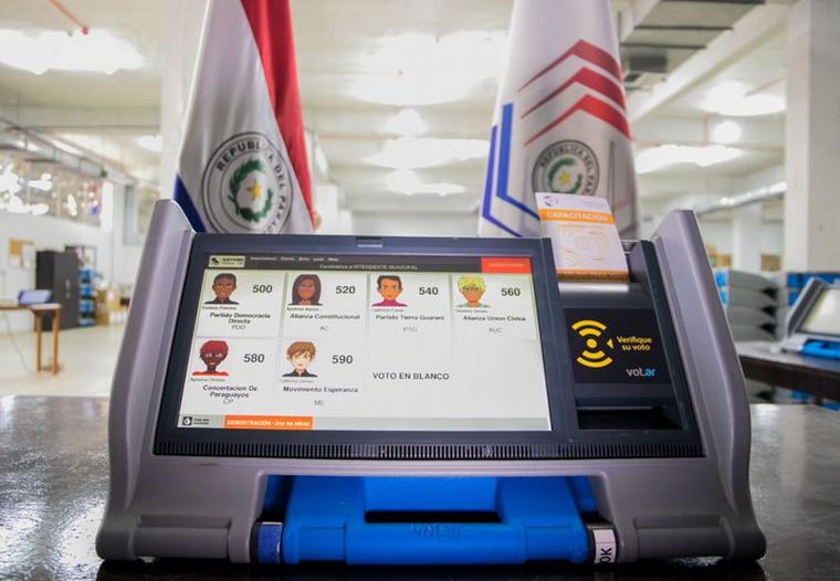 FOTO: Con voto electrónico, los paraguayos eligen sus autoridades