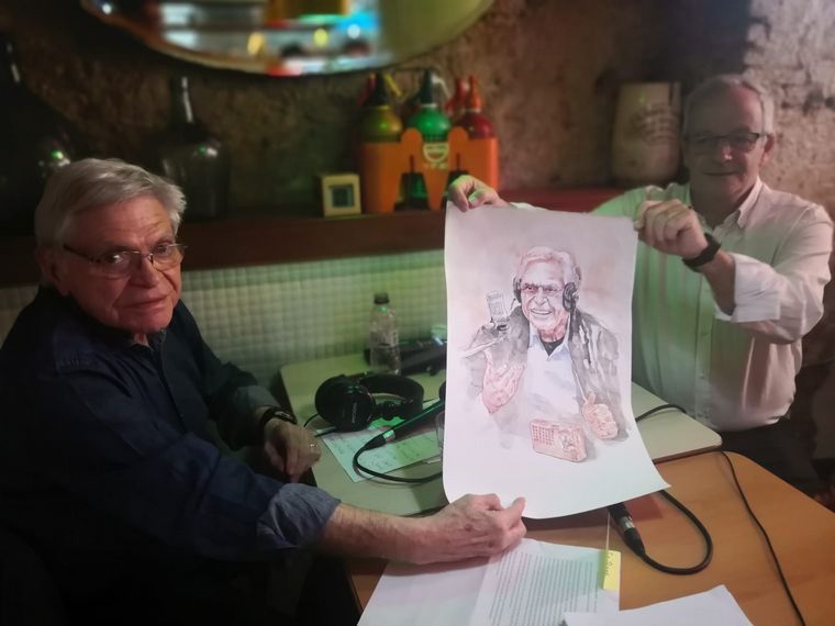 Diego Arcos con un dibujo en homenaje a Rony