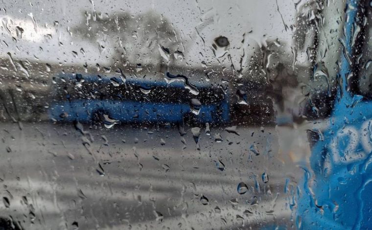 FOTO: Llueve en la tarde de Rosario con fuertes vientos. 