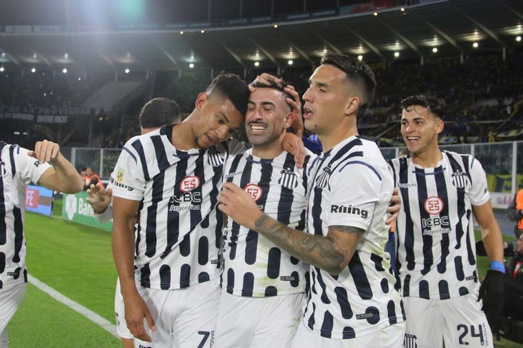 FOTO: Los jugadores albiazules festejan, junto a un encendido Santos, tres puntos de oro.  