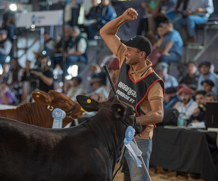 Brazo en alto. Los Orodá celebraron por partida doble.