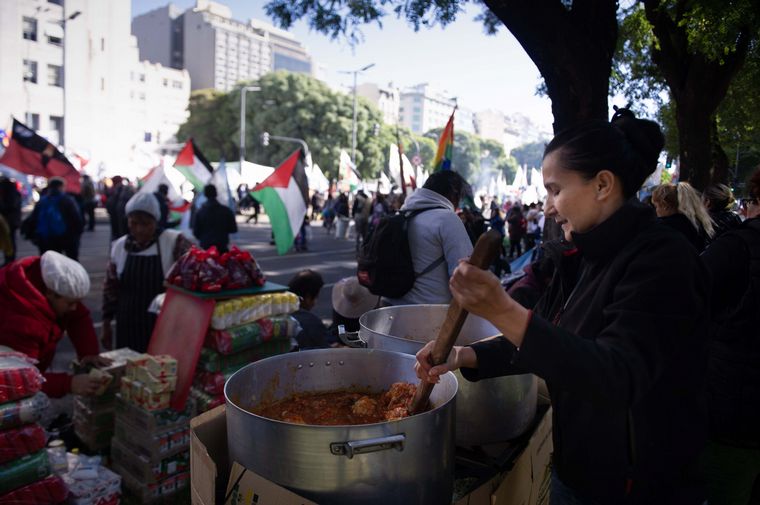 FOTO: Organizaciones sociales realizan actos en Buenos Aires por el Día del Trabajador