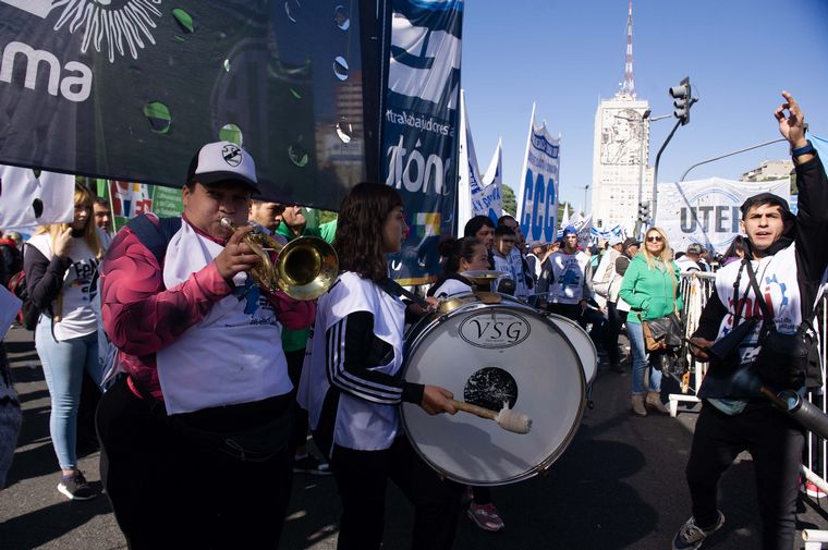 FOTO: Organizaciones sociales realizan actos en Buenos Aires por el Día del Trabajador