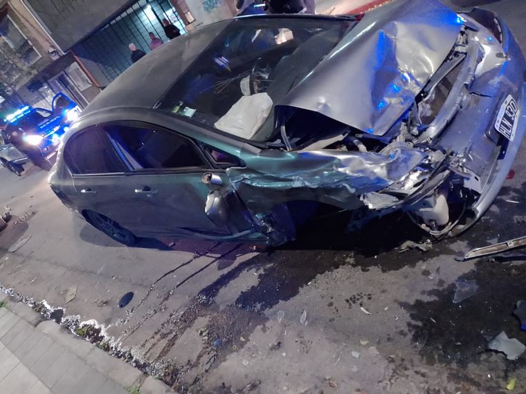 Chocó a cuatro autos cuando huía de la Policía en contramano y a más de 120km/h