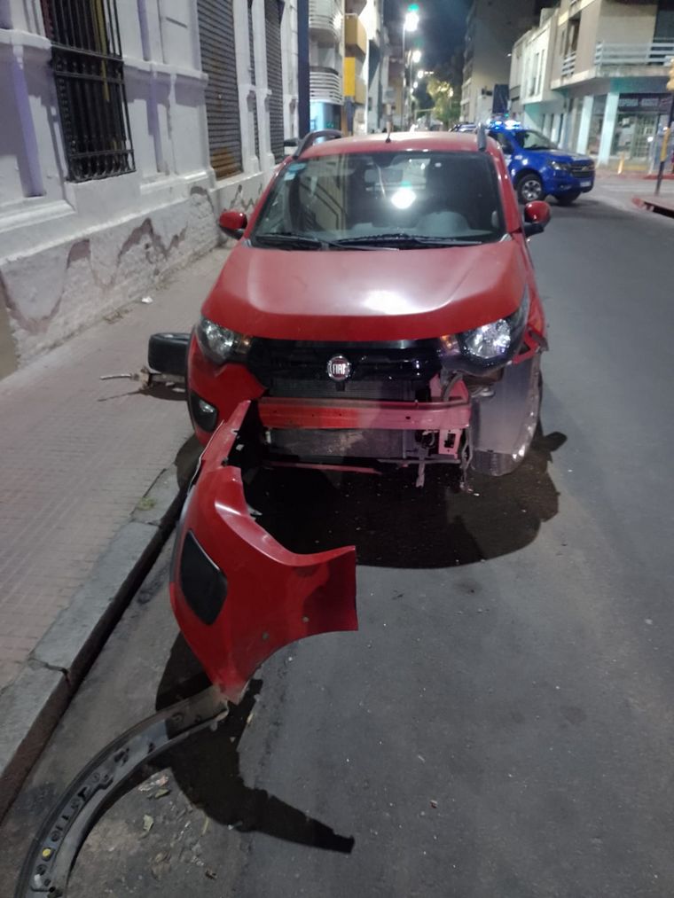Chocó a cuatro autos cuando huía de la Policía en contramano y a más de 120km/h
