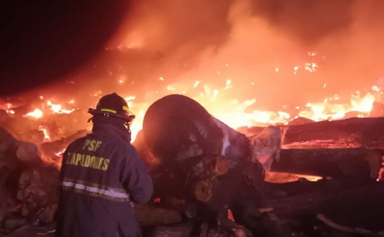 Rosario con fuego. Incendio en un relleno sanitario ubicado en Av. Eva Perón al 8000.
