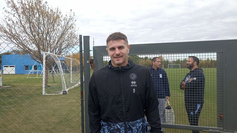 Vegetti no entrenó con el plantel, pero se acercó a dialogar con los medios