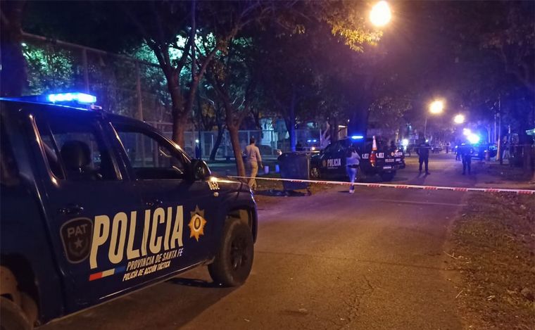 FOTO: Rosario: mataron a un hombre e hirieron a dos mujeres en feroz balacera en zona sur. 