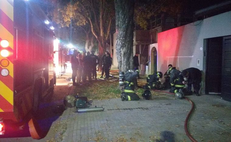 Bomberos Zapadores y Voluntarios trabajaron en un incendio en zona sur de Rosario. 