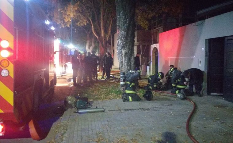 FOTO: Bomberos Zapadores y Voluntarios trabajaron en un incendio en zona sur de Rosario. 