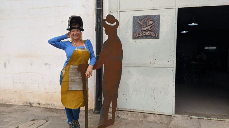 Gracias al curso de herrería de la UNC pudo “forjar” su propio negocio