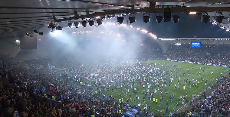 Los hinchas de Napoli invadieron la cancha tras la consagración.