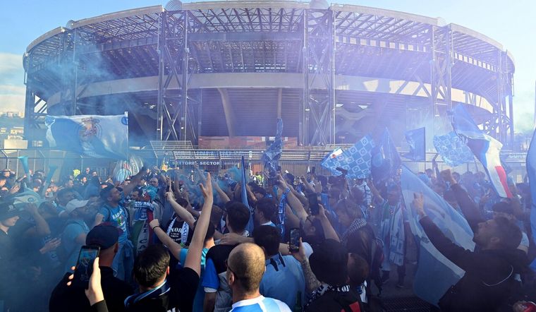 Los hinchas agolpados en la puerta del Estadio Diego Maradona. (Foto:@carrusel)