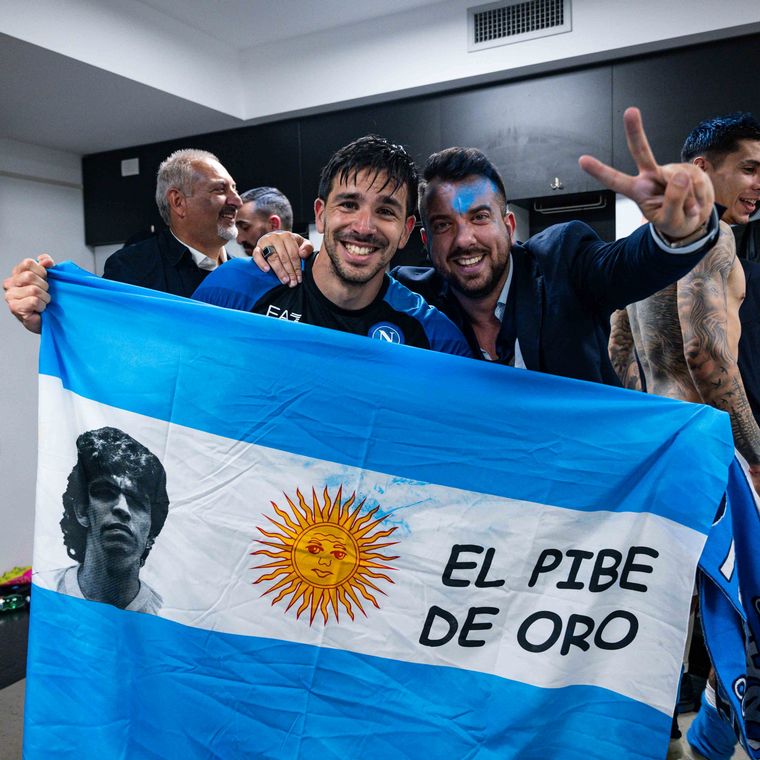 Gio Simeone festejando con la bandera Argentina (Foto de:@sscnapoliES).