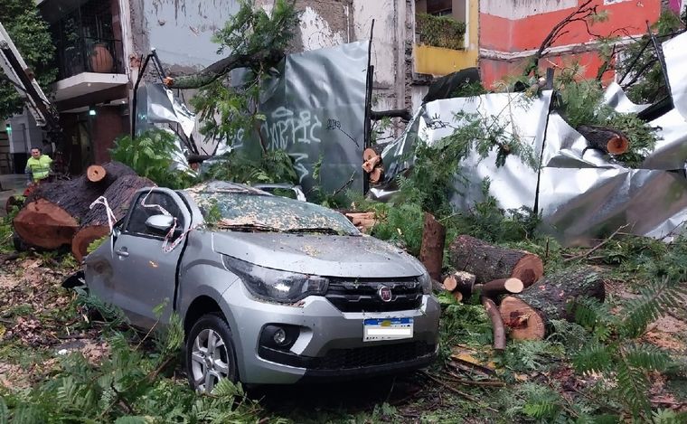 Dos autos destruidos en Buenos Aires. (Foto: Orlando Morales/Cadena 3)