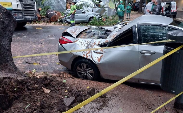Dos autos destruidos en Buenos Aires. (Foto: Orlando Morales/Cadena 3)