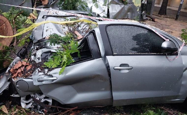Dos autos destruidos en Buenos Aires. (Foto: Orlando Morales/Cadena 3)