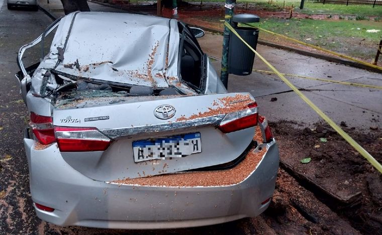 FOTO: Dos autos destruidos en Buenos Aires. (Foto: Orlando Morales/Cadena 3)