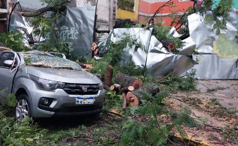FOTO: Dos autos destruidos en Buenos Aires. (Foto: Orlando Morales/Cadena 3)