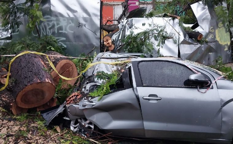 Dos autos destruidos en Buenos Aires. (Foto: Orlando Morales/Cadena 3)