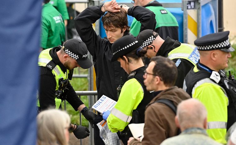 FOTO: La Policía de Reino Unido detuvo a activistas antimonárquicos. (Foto: Télam)
