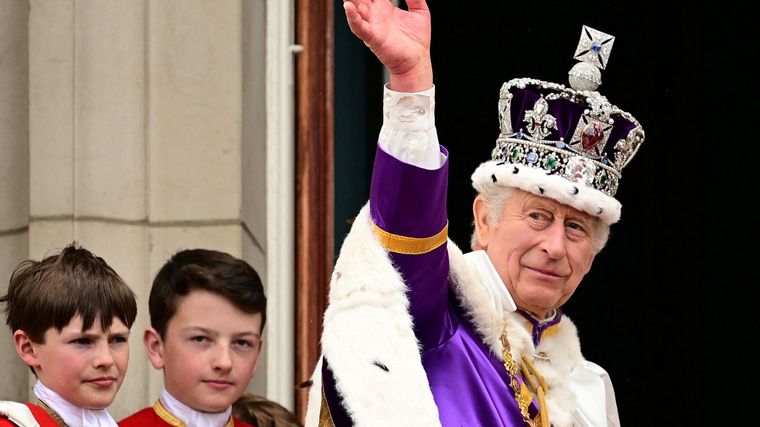 FOTO: Carlos III saludando en su coronación