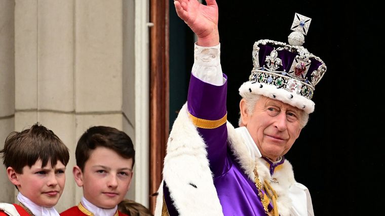 Carlos III saludando en su coronación