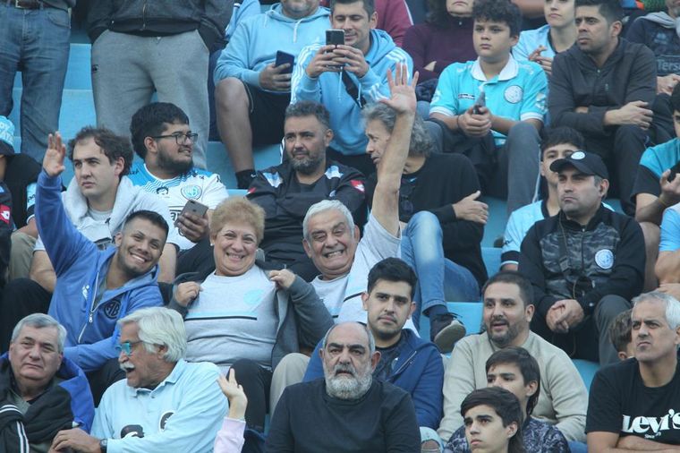 Los hinchas de Belgrano coparon las tribunas del Gigante de Alberdi.