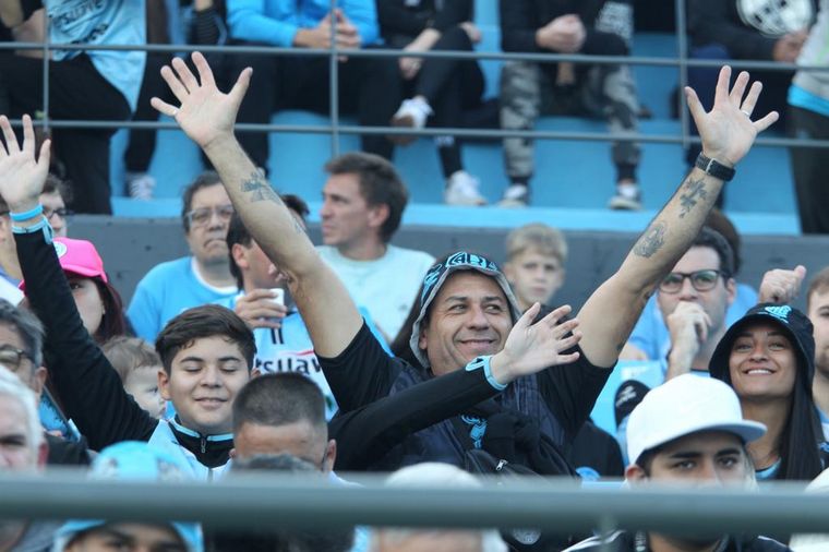 Los hinchas de Belgrano coparon las tribunas del Gigante de Alberdi.