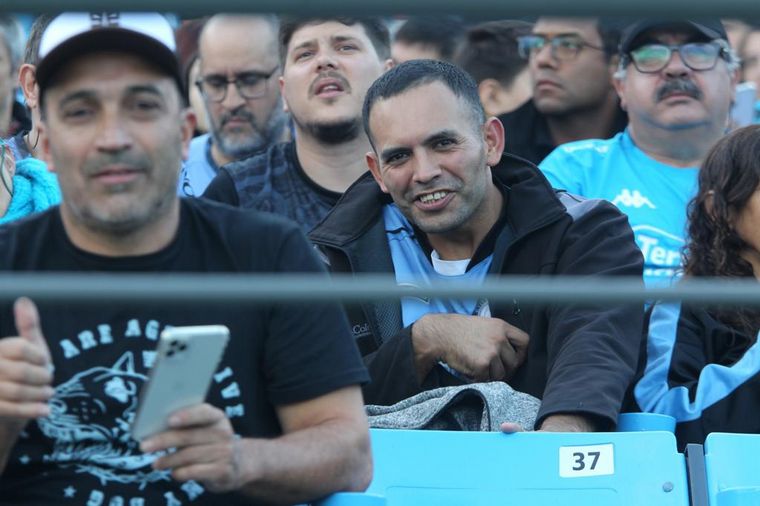 Los hinchas de Belgrano coparon las tribunas del Gigante de Alberdi.
