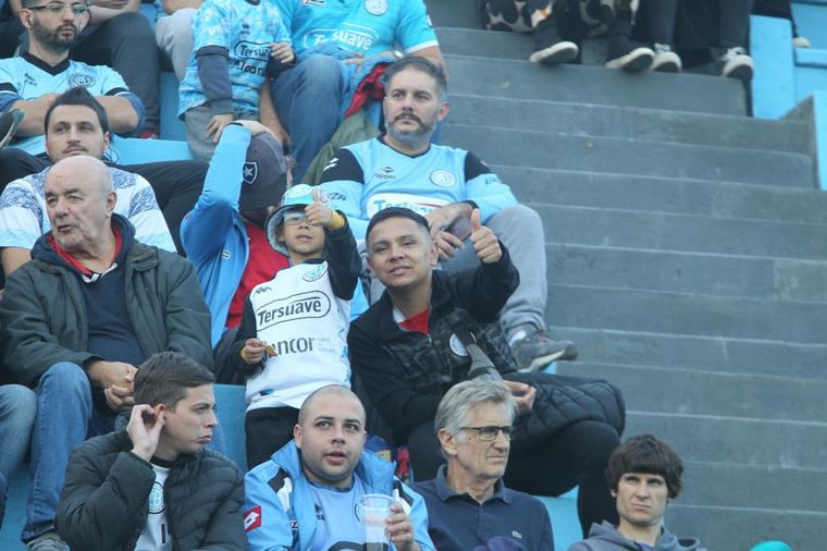 Los hinchas de Belgrano coparon las tribunas del Gigante de Alberdi.